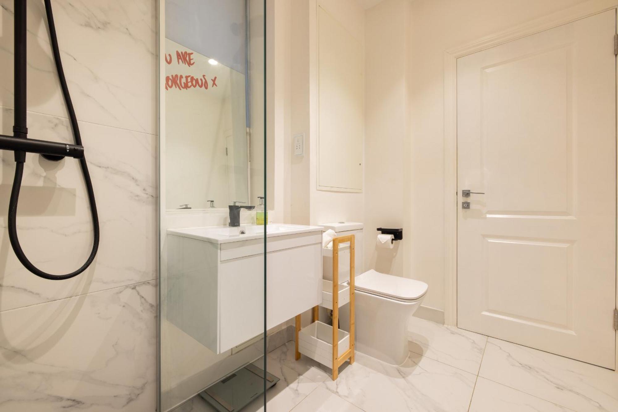 Modern Luxury Soho Apartment *